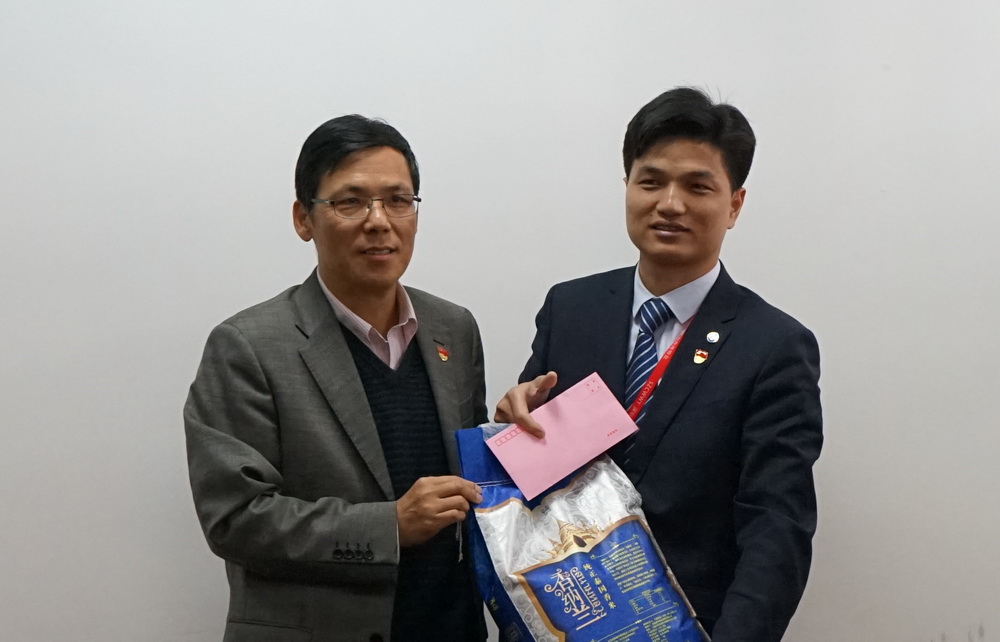 图1（党委书记、董事长王志贤慰问困难党员常武义）.jpg