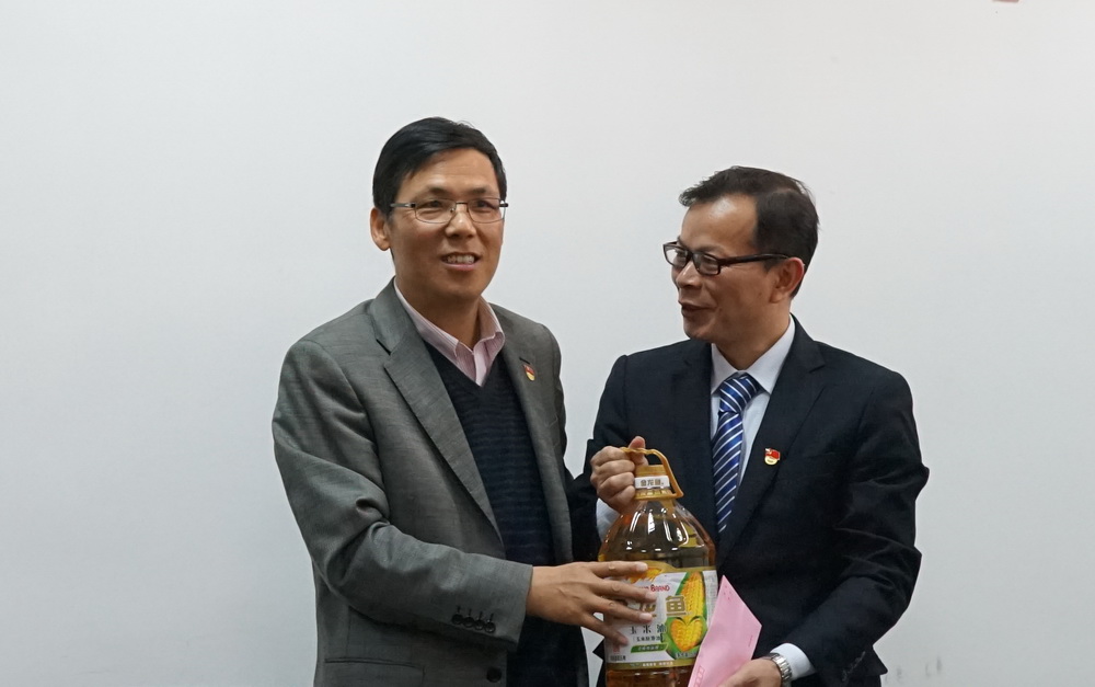 图2（党委书记、董事长王志贤慰问困难党员胥勇亮）.jpg