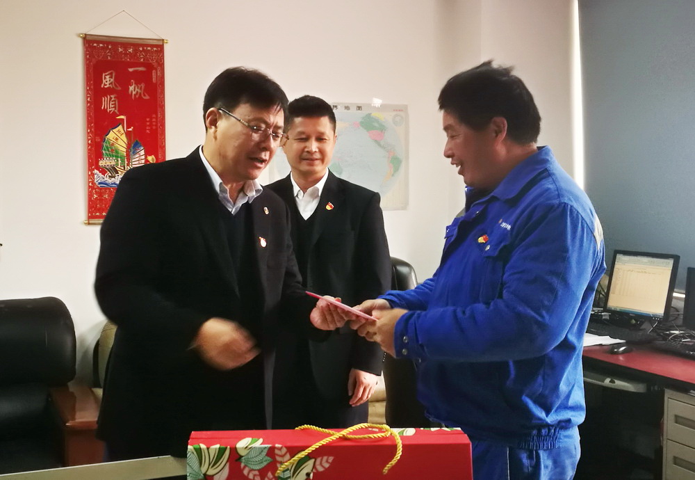 图4（党委副书记、总经理田俊彦慰问困难党员贺望星）.jpg
