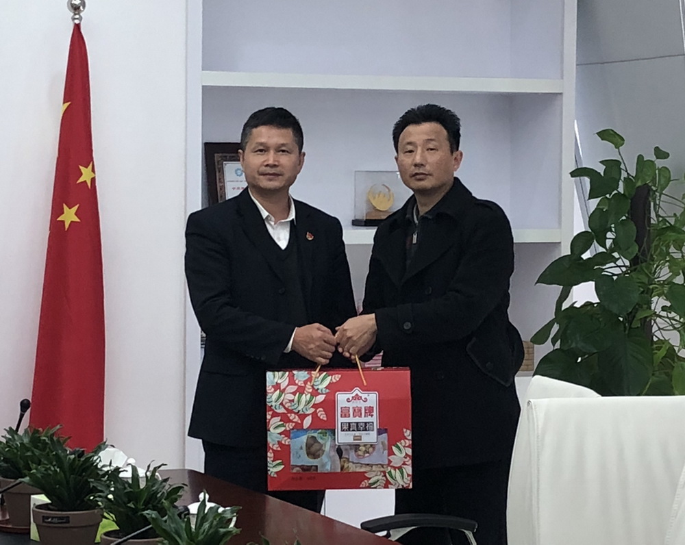 图6（党委组织委员、副总经理王世云慰问困难党员丁正）.jpg