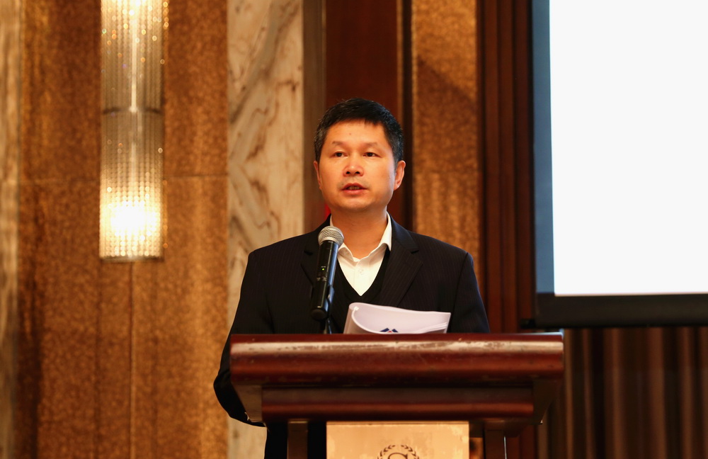王世云总经理进行总经理报告汇报.jpg
