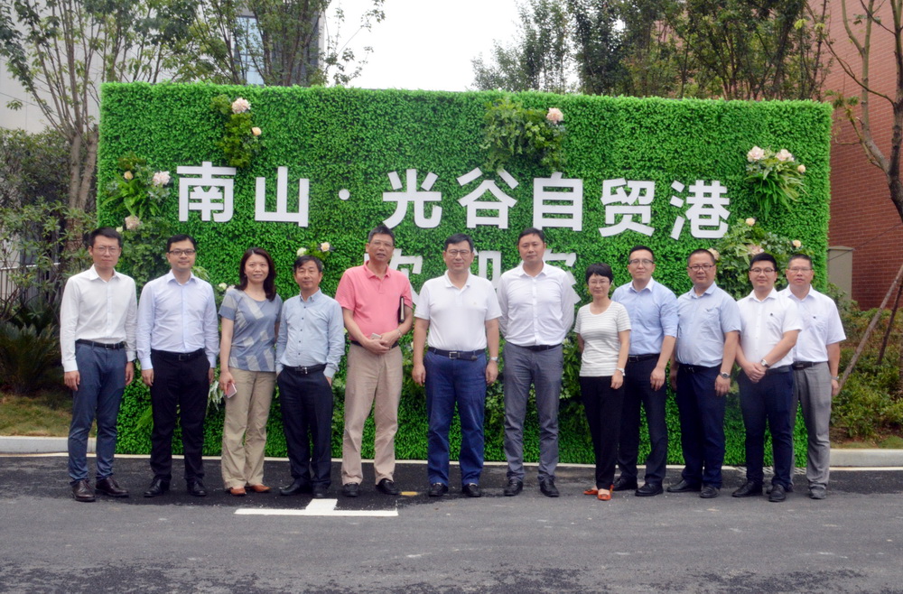 光谷合影1.jpg