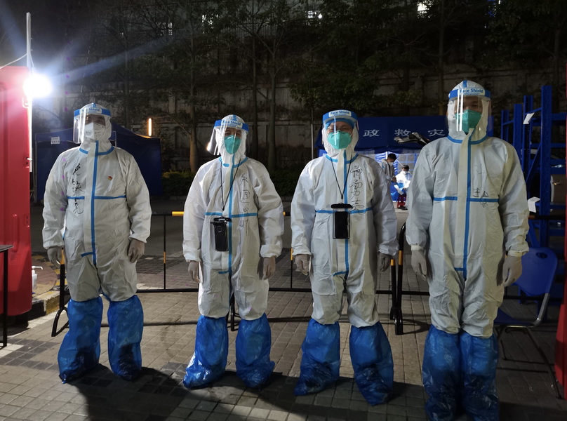 赤湾物业员工防疫不防爱星夜服务住户_调整大小.jpg